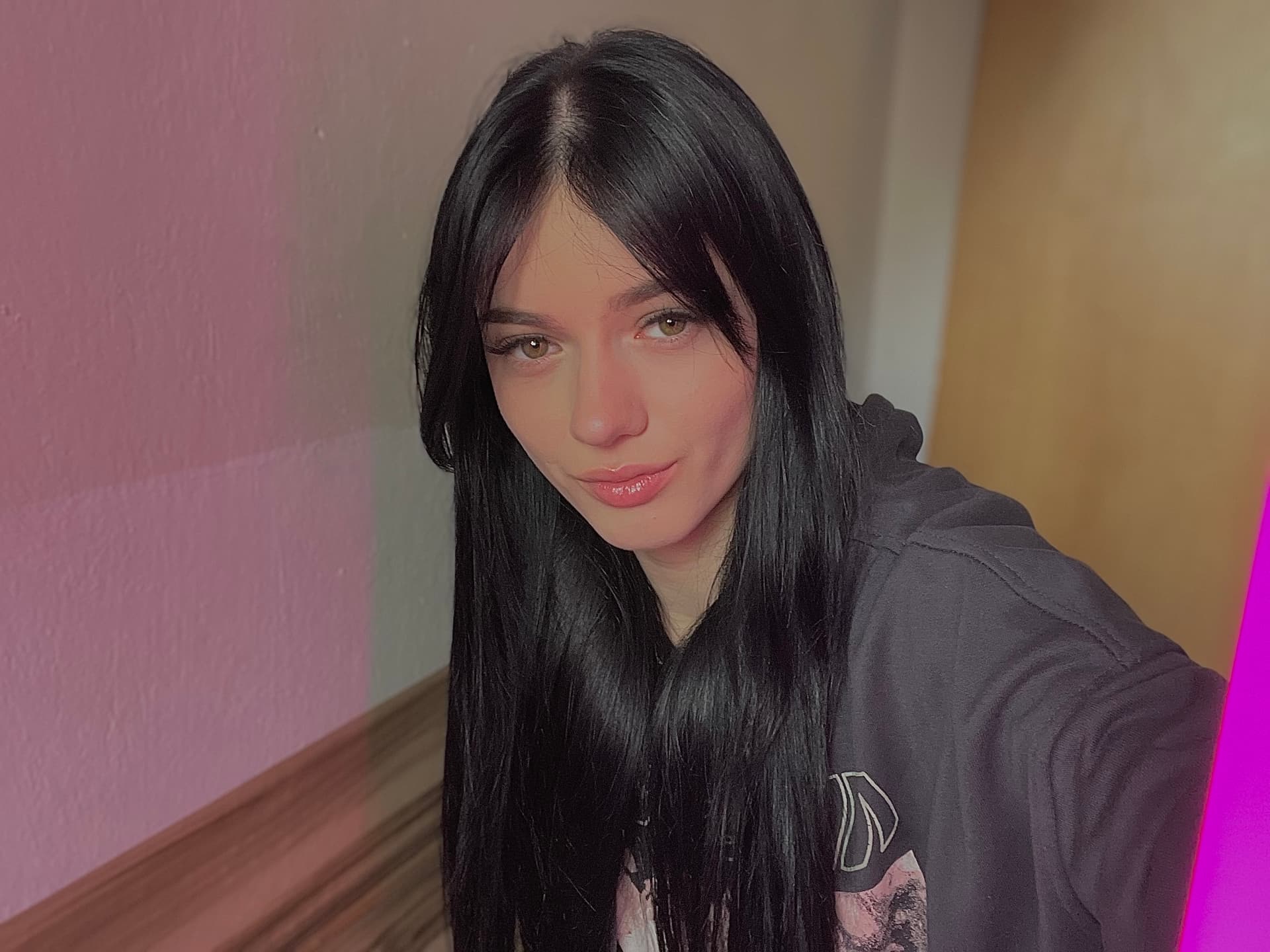 Emmeline – OnlyFans Free creator – lifestyle, minimalist, alt, brunette