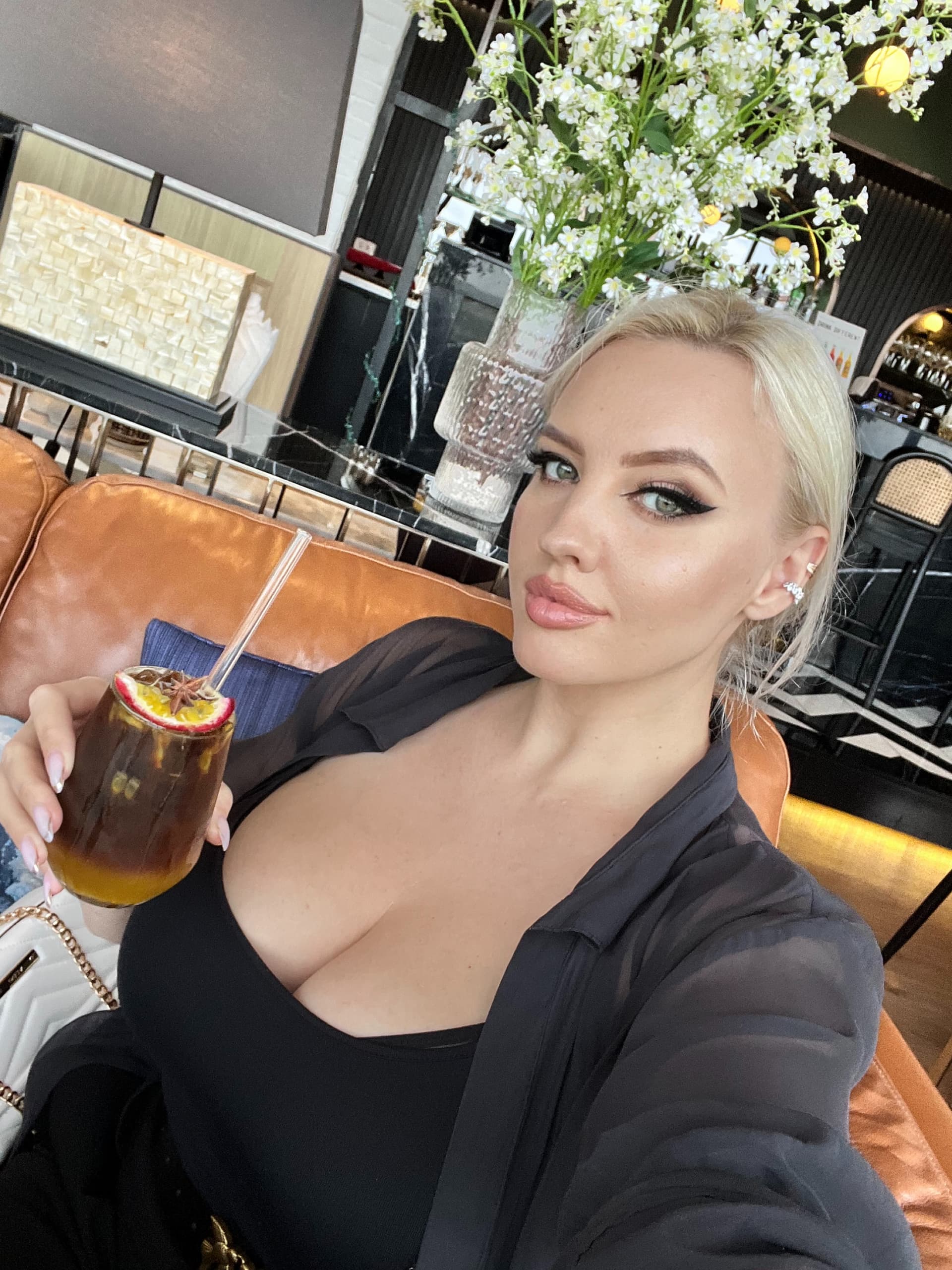 Lana – OnlyFans Free Trial creator – lifestyle, glam, brunette, confident
